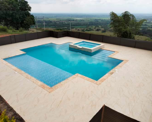 Jacuzzis de alta calidad en Bogotá para interiores y exteriores, ideales para relajación y confort.