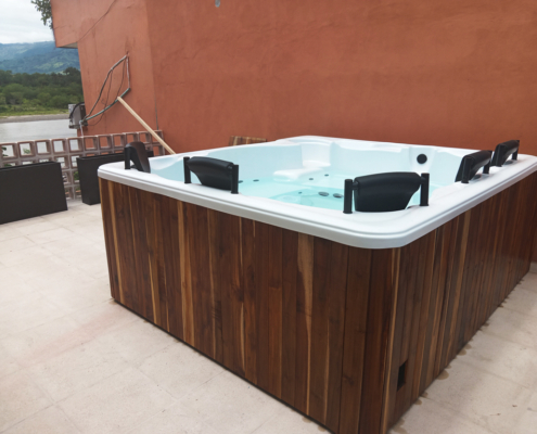Jacuzzis de alta calidad en Bogotá para interiores y exteriores, ideales para relajación y confort.